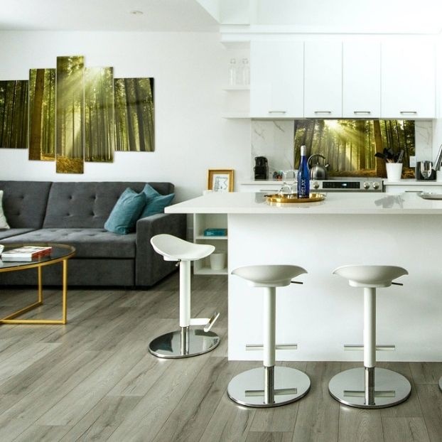 ¿Cómo organizar una sala de estar moderna con cocina?