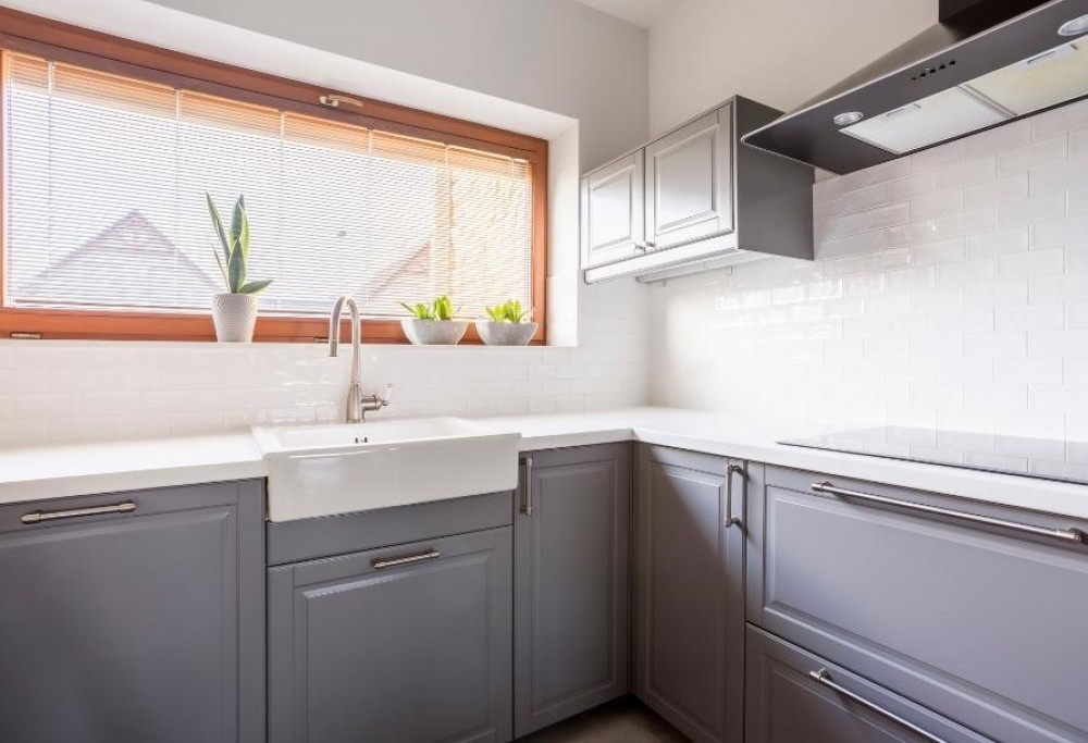 Cocina blanca y gris