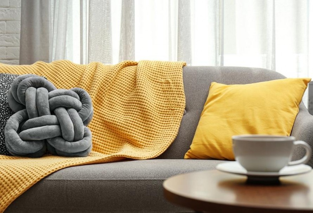 salón gris y amarillo