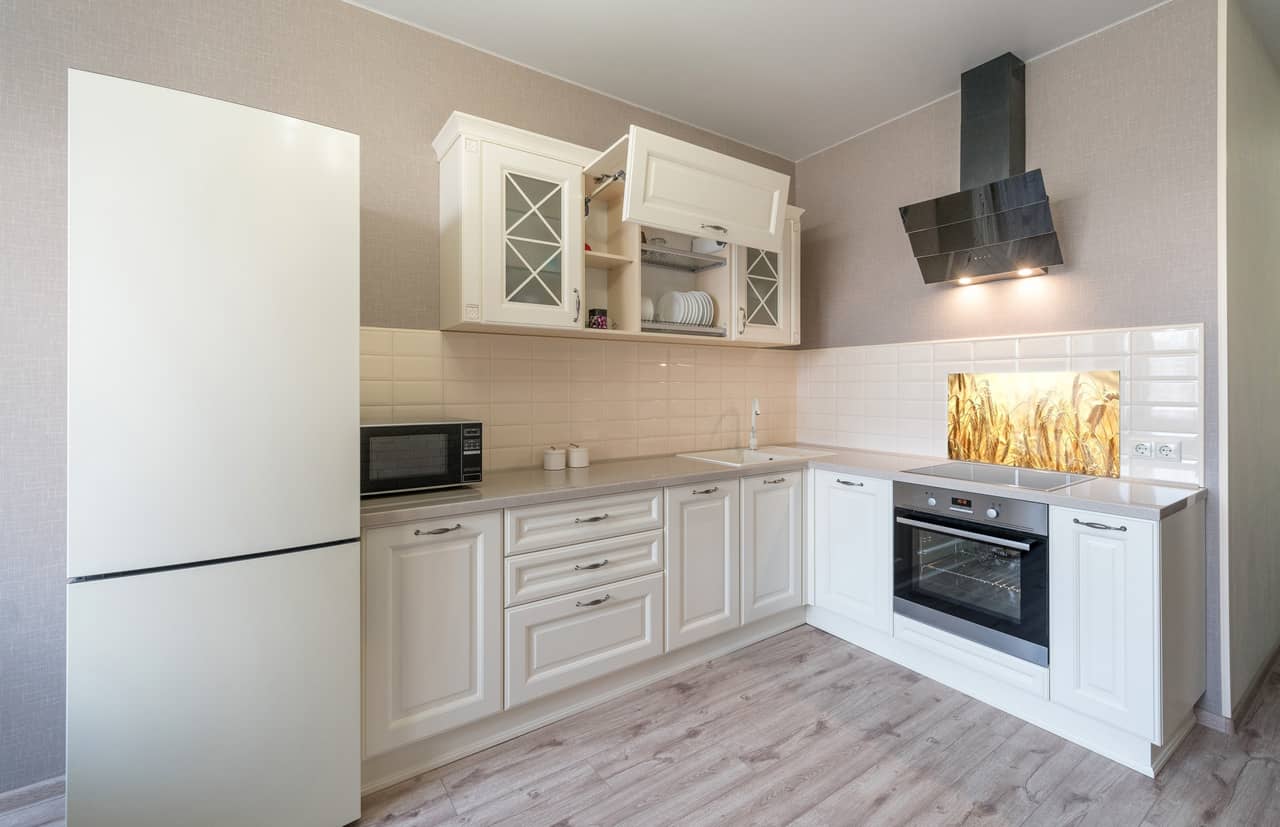 ¿Cómo instalar paneles de vidrio en la cocina?